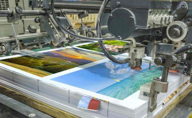 offset machine press print run at table